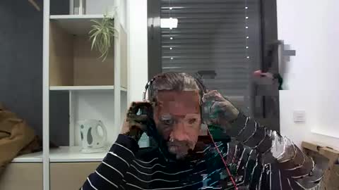 Snapshot of moi9876543210 chatting on 01-28-25, 10:56 Julien online show from 01-28-25, 10:56