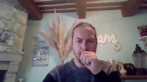 Snapshot of moi9876543210 chatting on 02-10-25, 03:32 Julien online show from 02-10-25, 03:32