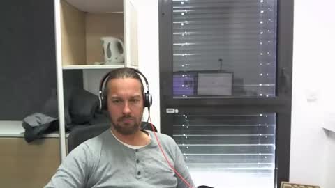 Snapshot of moi9876543210 chatting on 10-06-25, 10:23 Julien online show from 10-06-25, 10:23