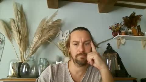 Snapshot of moi9876543210 chatting on 10-13-25, 12:27 Julien online show from 10-13-25, 12:27