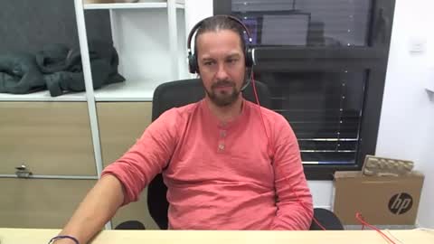 Snapshot of moi9876543210 chatting on 10-17-25, 03:14 Julien online show from 10-17-25, 03:14