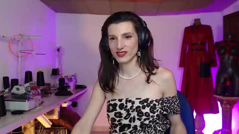 Snapshot of moira_hot chatting on 09-11-25, 07:03 moira_hot online show from 09-11-25, 07:03