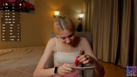 Snapshot of moirebroady chatting on 09-22-25, 01:29 Laura online show from 09-22-25, 01:29