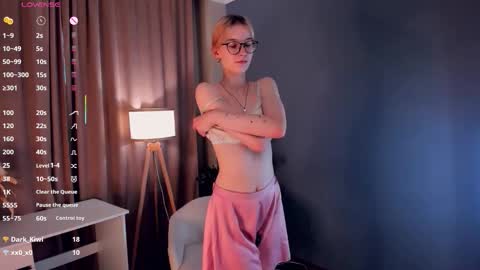 Snapshot of moirebroady chatting on 10-08-25, 01:25 Laura online show from 10-08-25, 01:25