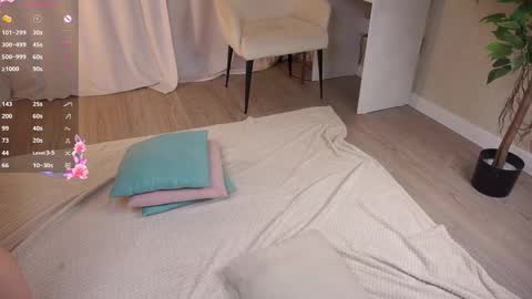 Snapshot of moirebroady chatting on 10-13-25, 01:33 Laura online show from 10-13-25, 01:33