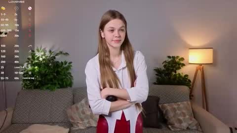 Snapshot of moirebroady chatting on 11-25-25, 11:10 Laura online show from 11-25-25, 11:10