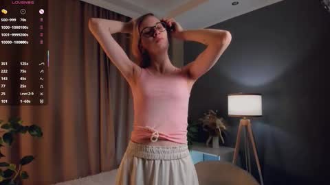 Snapshot of moirebroady chatting on 11-26-25, 01:17 Laura online show from 11-26-25, 01:17