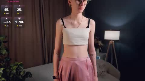 Snapshot of moirebroady chatting on 11-30-25, 01:09 Laura online show from 11-30-25, 01:09