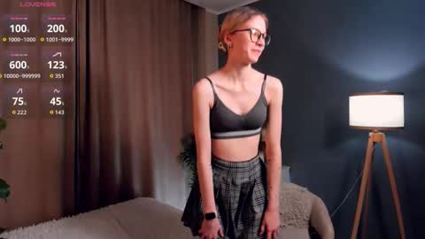 Snapshot of moirebroady chatting on 12-03-25, 01:35 Laura online show from 12-03-25, 01:35