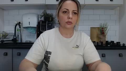 Snapshot of mojjo_erika chatting on 01-05-25, 01:04 erika online show from 01-05-25, 01:04