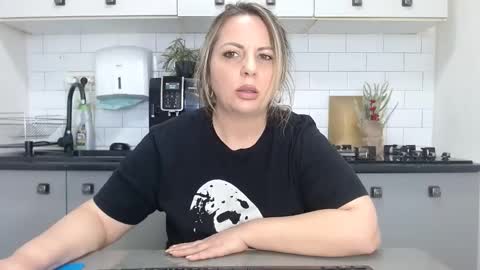 Snapshot of mojjo_erika chatting on 01-07-25, 11:48 erika online show from 01-07-25, 11:48