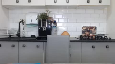 Snapshot of mojjo_erika chatting on 01-18-25, 10:06 erika online show from 01-18-25, 10:06