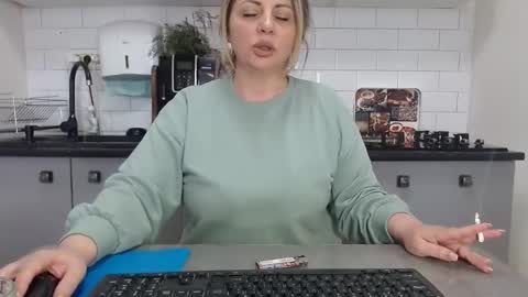 Snapshot of mojjo_erika chatting on 01-19-25, 01:12 erika online show from 01-19-25, 01:12