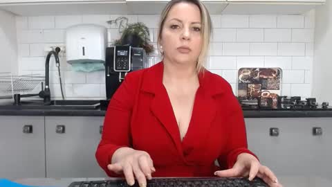 Snapshot of mojjo_erika chatting on 01-31-25, 08:32 erika online show from 01-31-25, 08:32