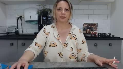 Snapshot of mojjo_erika chatting on 02-02-25, 08:13 erika online show from 02-02-25, 08:13