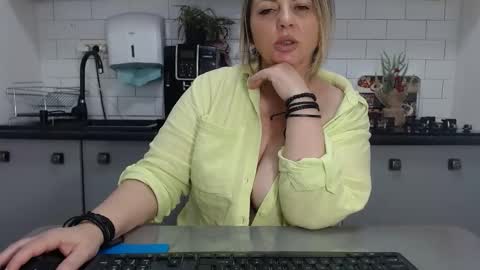 Snapshot of mojjo_erika chatting on 02-06-25, 01:32 erika online show from 02-06-25, 01:32