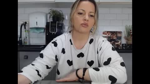 Snapshot of mojjo_erika chatting on 02-14-25, 08:31 erika online show from 02-14-25, 08:31