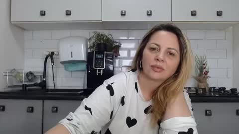 Snapshot of mojjo_erika chatting on 02-17-25, 01:10 erika online show from 02-17-25, 01:10