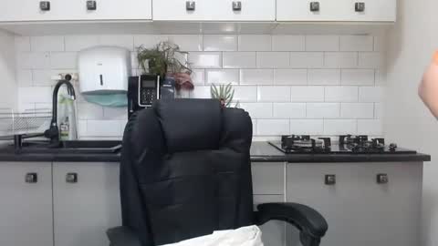 Snapshot of mojjo_erika chatting on 02-28-25, 01:14 erika online show from 02-28-25, 01:14