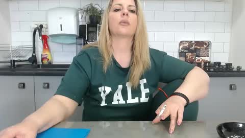 Snapshot of mojjo_erika chatting on 03-10-25, 12:59 erika online show from 03-10-25, 12:59