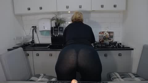 Snapshot of mojjo_erika chatting on 09-19-25, 08:27 erika online show from 09-19-25, 08:27