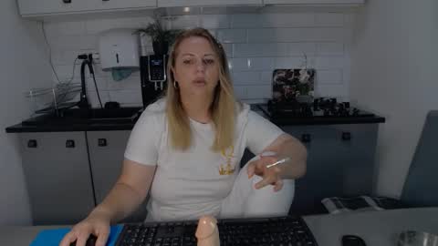 Snapshot of mojjo_erika chatting on 09-25-25, 07:23 erika online show from 09-25-25, 07:23