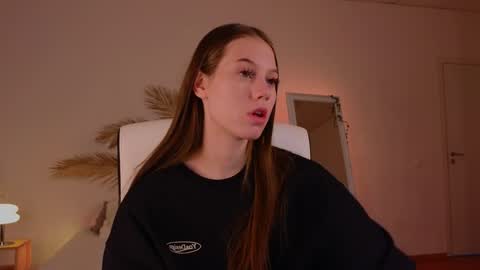 Snapshot of mol1y_kitten chatting on 12-20-24, 09:50 Molly online show from 12-20-24, 09:50