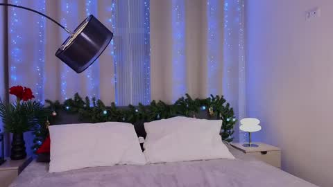 Snapshot of mol1y_kitten chatting on 12-25-24, 09:43 Molly online show from 12-25-24, 09:43