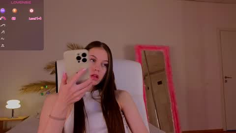 Snapshot of mol1y_kitten chatting on 02-26-25, 01:00 Molly online show from 02-26-25, 01:00