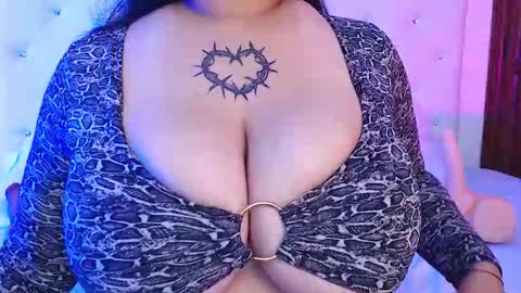 Snapshot of molly_curvyhot chatting on 10-23-25, 02:27 molly_curvyhot online show from 10-23-25, 02:27