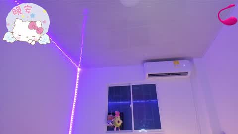 Snapshot of molly_g18 chatting on 12-19-24, 02:12 MARIANA online show from 12-19-24, 02:12