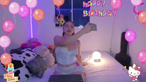 Snapshot of molly_g18 chatting on 12-28-24, 02:33 MARIANA online show from 12-28-24, 02:33