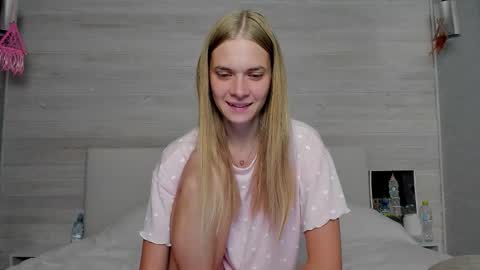 Snapshot of molly_hunt chatting on 09-22-25, 03:30 Molly Hunt online show from 09-22-25, 03:30