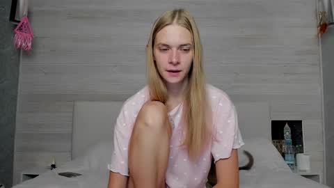 Snapshot of molly_hunt chatting on 09-29-25, 04:17 Molly Hunt online show from 09-29-25, 04:17