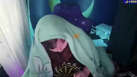 Snapshot of molly_moons chatting on 10-14-25, 04:41 molly_moons online show from 10-14-25, 04:41