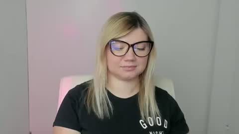 Molly online show from 10-03-25, 11:51