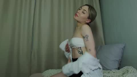 Snapshot of molly_wheel chatting on 02-11-25, 11:44 molly_wheel online show from 02-11-25, 11:44