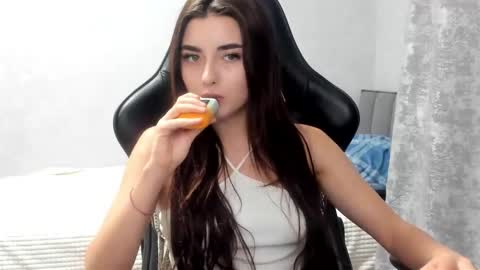 Snapshot of molly_ww chatting on 11-22-25, 08:52 Molly online show from 11-22-25, 08:52