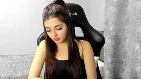 Snapshot of molly_ww chatting on 12-22-25, 07:55 Molly online show from 12-22-25, 07:55