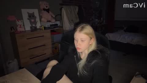 Snapshot of mollybrith chatting on 11-11-25, 09:04 MollyBrith online show from 11-11-25, 09:04