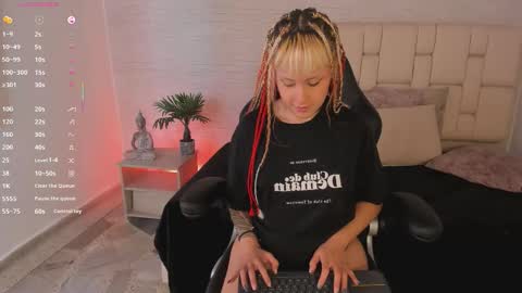 Snapshot of mollycb chatting on 11-20-25, 04:01 mollycb online show from 11-20-25, 04:01