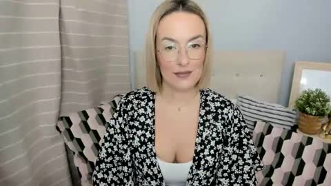 MollyCrazy online show from 11-13-25, 06:40