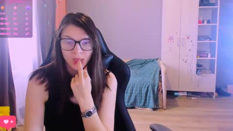 Snapshot of mollylollipop20 chatting on 03-23-26, 02:37 KIRA online show from 03-23-26, 02:37