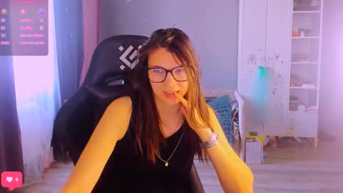 Snapshot of mollylollipop20 chatting on 03-25-26, 04:18 KIRA online show from 03-25-26, 04:18