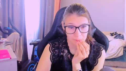 Snapshot of mollylollipop20 chatting on 04-29-26, 06:17 KIRA online show from 04-29-26, 06:17