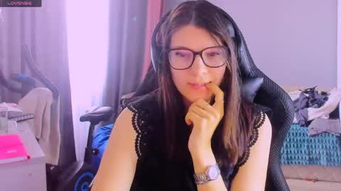 Snapshot of mollylollipop20 chatting on 04-30-26, 02:40 KIRA online show from 04-30-26, 02:40