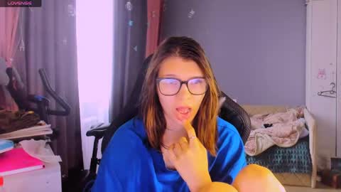 Snapshot of mollylollipop20 chatting on 05-06-26, 05:03 KIRA online show from 05-06-26, 05:03