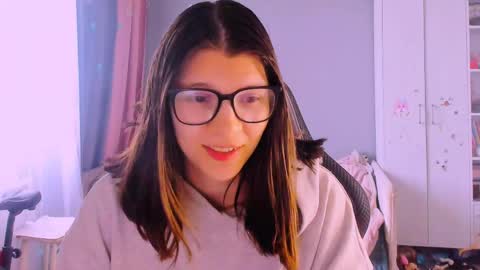 Snapshot of mollylollipop20 chatting on 05-25-26, 04:18 KIRA online show from 05-25-26, 04:18