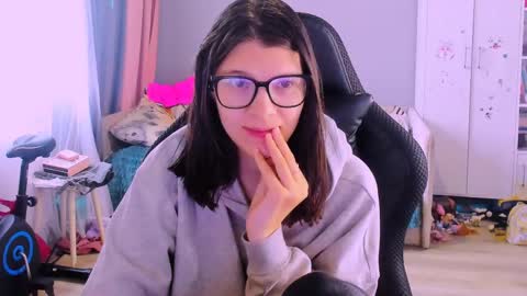 Snapshot of mollylollipop20 chatting on 05-26-26, 02:07 KIRA online show from 05-26-26, 02:07
