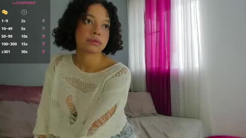 Snapshot of mollyybloom chatting on 04-26-26, 02:04 Molly online show from 04-26-26, 02:04